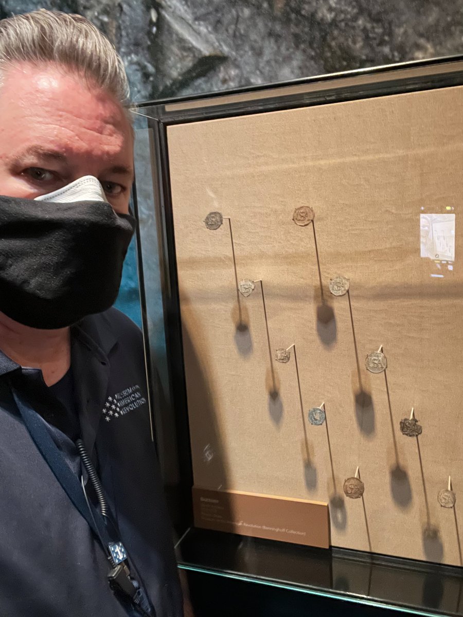 AmRevMuseum's tweet image. It&apos;s #MuseumSelfieDay! 🤳📸

We asked a few of our educators to snap a photo with their favorite objects at the Museum. Tag and share your Museum selfies with us! #HowRevolutionary

1⃣ North Bridge Support Beam
2⃣ Gershom Prince&apos;s Powder Horn
3⃣ USA Buttons