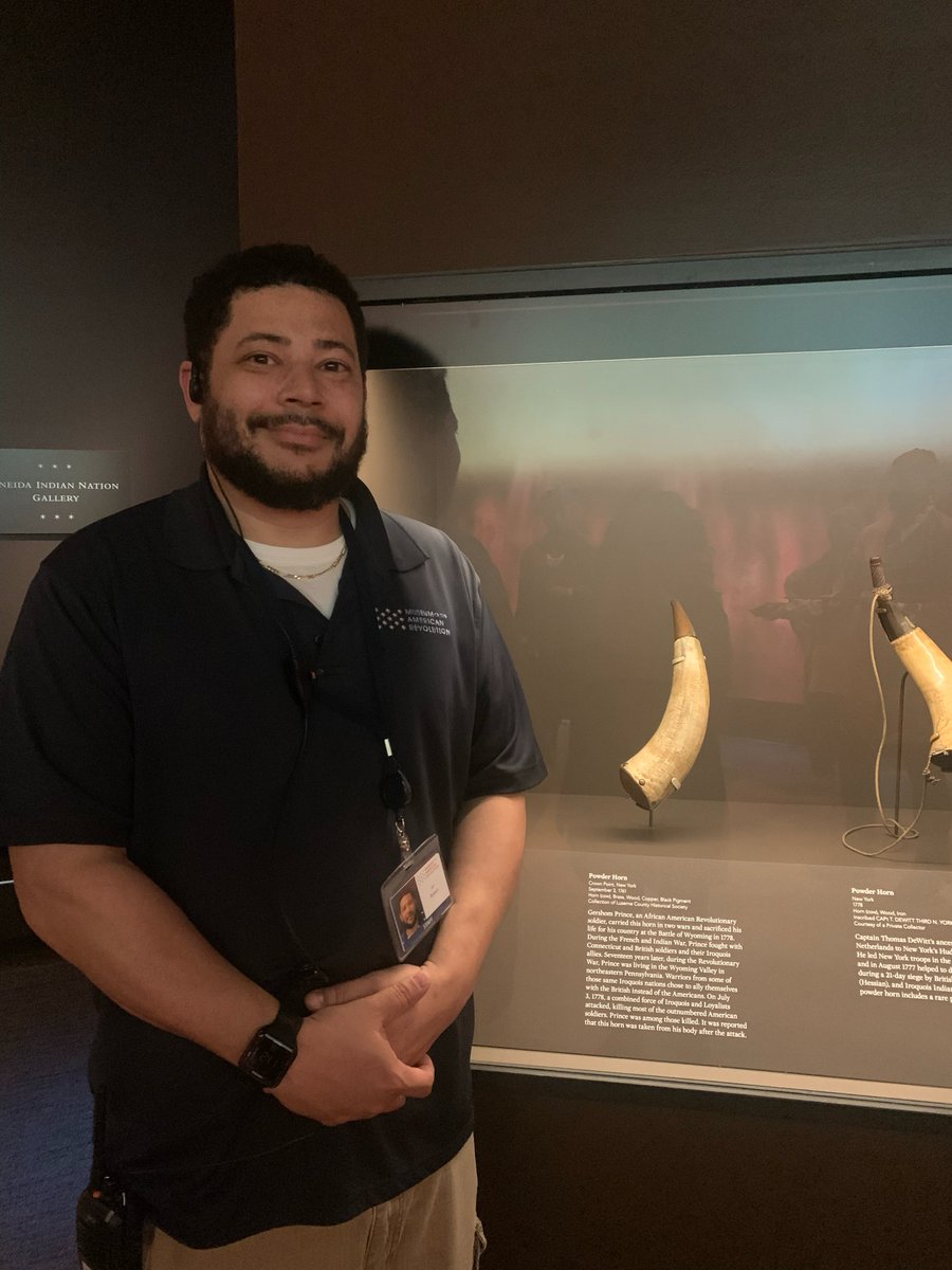 AmRevMuseum's tweet image. It&apos;s #MuseumSelfieDay! 🤳📸

We asked a few of our educators to snap a photo with their favorite objects at the Museum. Tag and share your Museum selfies with us! #HowRevolutionary

1⃣ North Bridge Support Beam
2⃣ Gershom Prince&apos;s Powder Horn
3⃣ USA Buttons