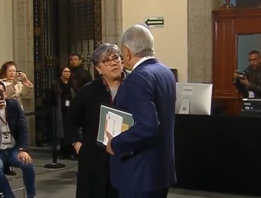 MartaObeso's tweet photo. Hace un momento, al término de la #ConferenciaPresidente entregue carpeta con la información que sustenta el uso de la #ayahuasca cómo tratamiento médico Tradicional @lopezobrador_ aseguró que el asunto ya lo ve @rosaicela_ para la liberación de LauroH
https://t.co/yWU1CeuaF9 https://t.co/LbZm54shf6