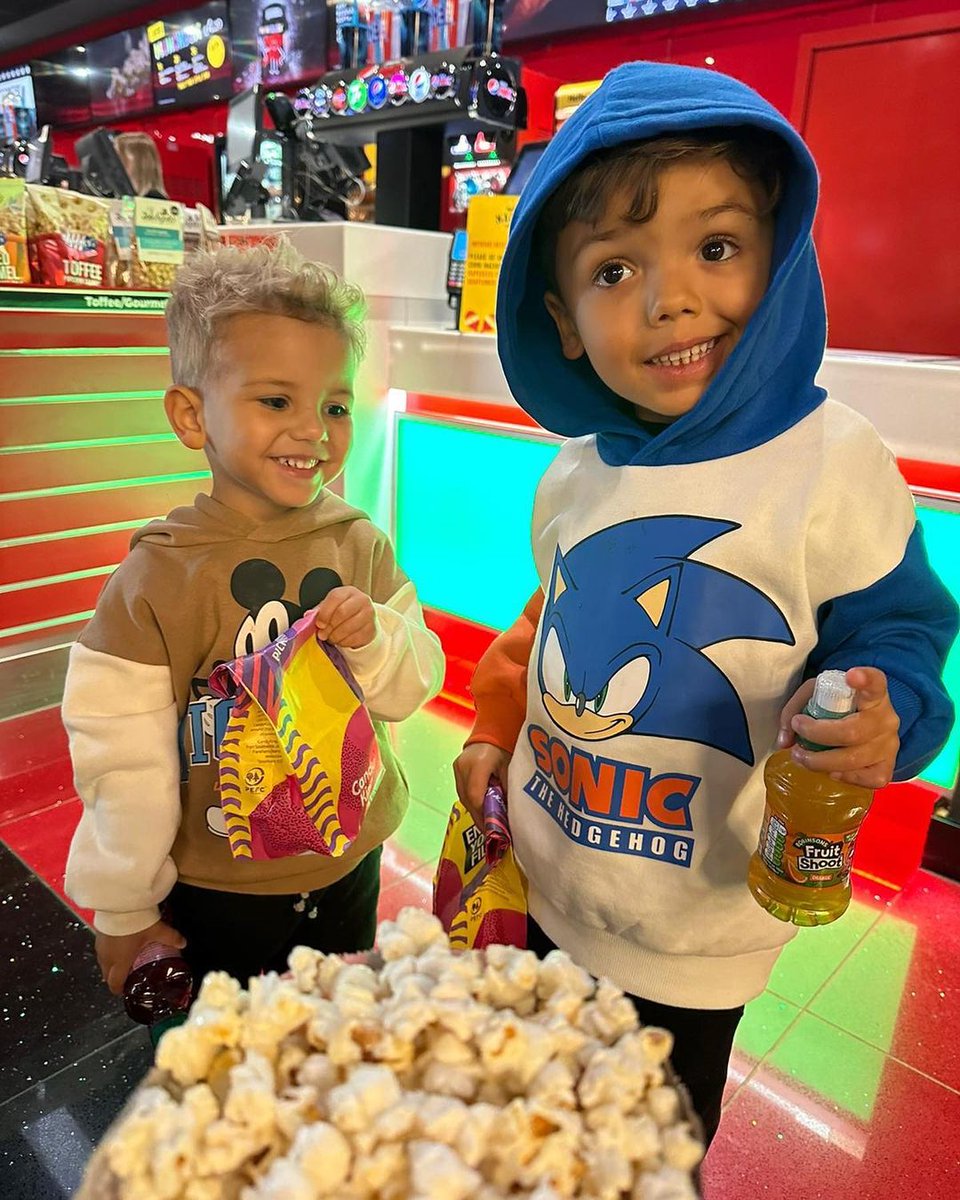 AstonMerrygold's tweet photo. Little round up of the Merrygold week 🖤🏝️🥙🔊🕺🏽🎟️🦸🏽‍♂️🍜📝 https://t.co/ppOb7Ml62s
