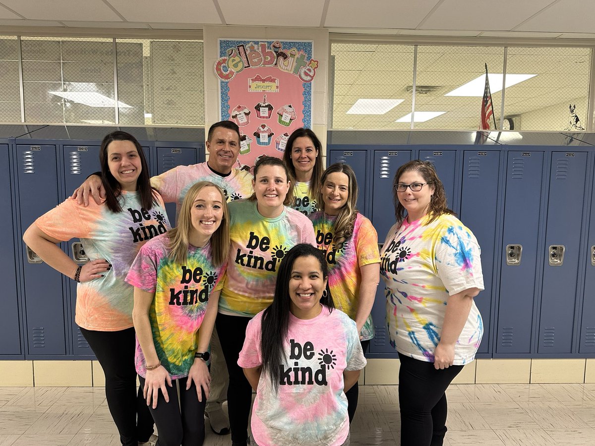 Team 8-1 shining bright for today for kindness week. @Ms_Marsilio @kamcbri1 @MrsJELA29 @LuciaDuran86 #bekind#MMSFalcons#d83shines