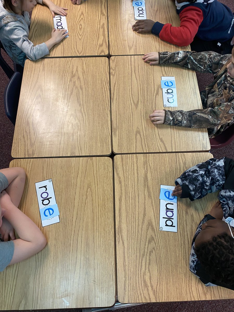 acoppinger12's tweet photo. A fun, interactive VCe lesson during SFA! @doc_nuge @AtchisonPublic #WeAre409 https://t.co/2GyyW9eLws
