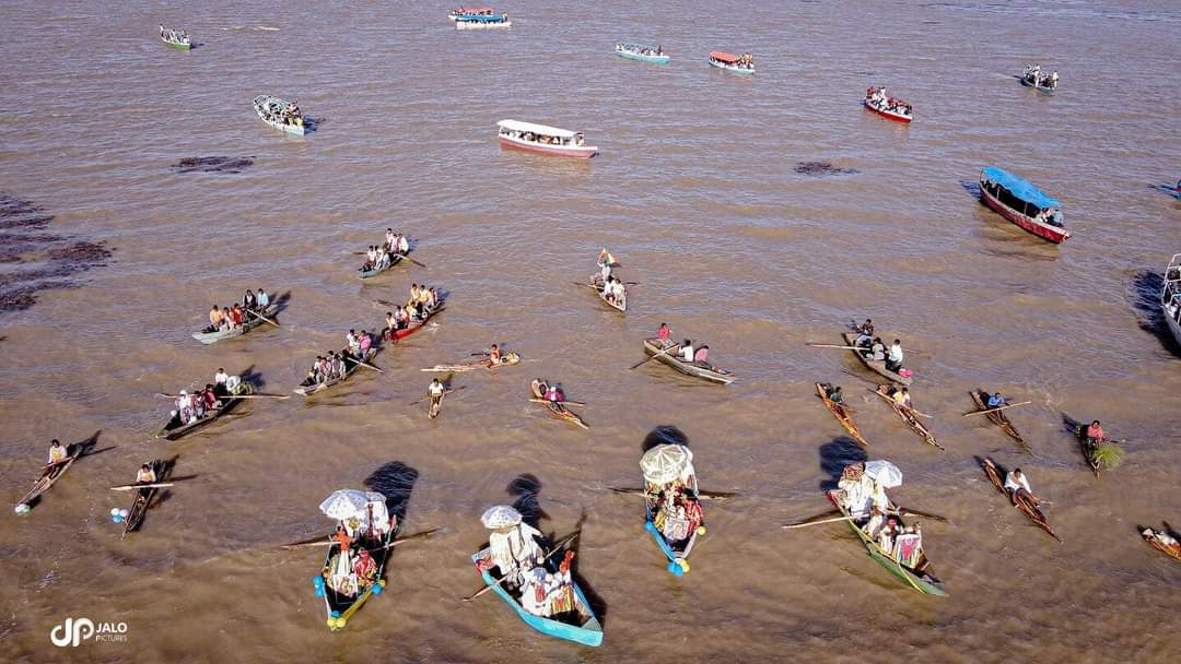 Landoforigins's tweet photo. Ketera celebration in Batu/ Ziway!

#Ketera is the date that the Tabots/ replica of the arks of the covenant/ are taken to rivers and pools early afternoon on the eve of Timket,which has a meaning of 'making a reservoir for the celebration'.

#LandOfOrigins #Timket #epiphany2023 https://t.co/Azfk4Dt7Ep