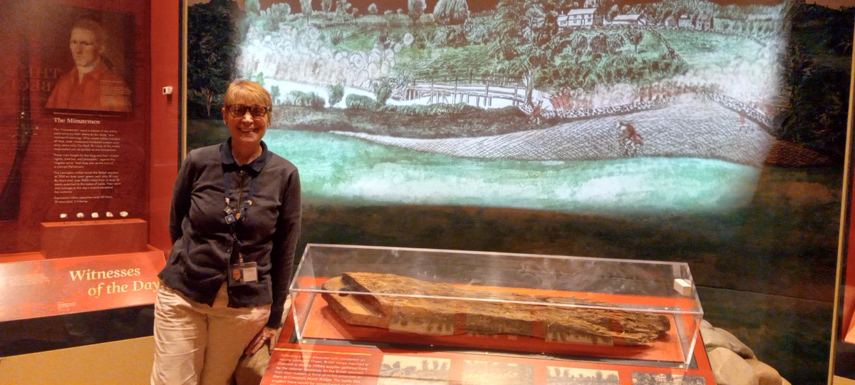 AmRevMuseum's tweet image. It&apos;s #MuseumSelfieDay! 🤳📸

We asked a few of our educators to snap a photo with their favorite objects at the Museum. Tag and share your Museum selfies with us! #HowRevolutionary

1⃣ North Bridge Support Beam
2⃣ Gershom Prince&apos;s Powder Horn
3⃣ USA Buttons