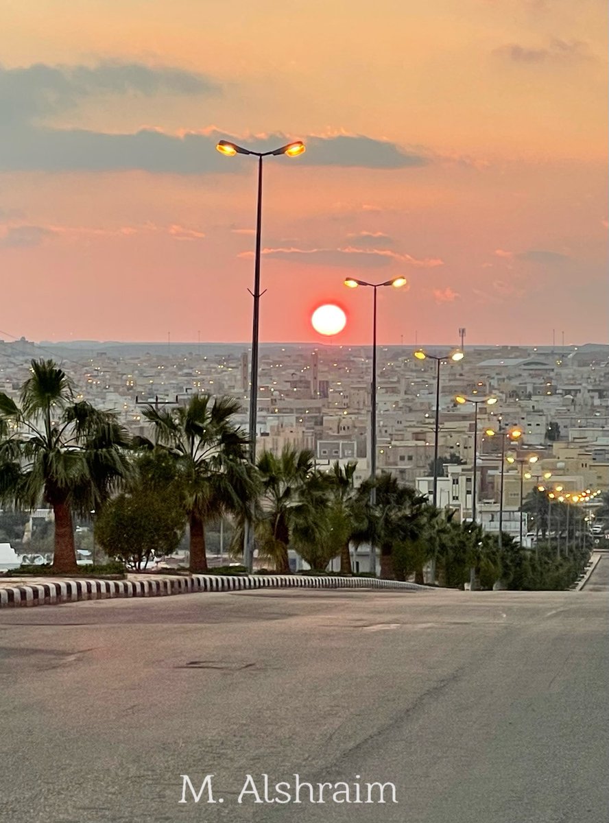 #شقراء
مدينة تقع في نجد العذية،
التي تقع بدورها في وسط بلادي #المملكة_العربية_السعودية 
و تزين شقراء هضابٌ جميلة
و تحفها من عدة جهات رمال ذهبية و بها سهول و رياض خلّابة..و أرضها خصبة و ماؤها وفير،و تاريخها عريق..
وأكثر من هذا طيبة أهلها و كرمهم و حبهم للضيف
انها شقراء الجمال🇸🇦😍