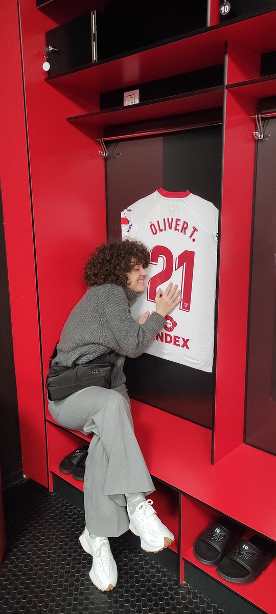 ividzam's tweet photo. me ayudáis a intercambiar el @olitorres10 de las imágenes por el Oliver de verdad? Quiero achucharlo en condiciones (no a una foto aunque yo súper feliz ese día) y una foto guay con él (y ojalá una camiseta firmada de la talla S🥹🥹) @olitorres10 @SevillaFC Twitter haz tu magia🥺 https://t.co/SuZ7T6cUxD