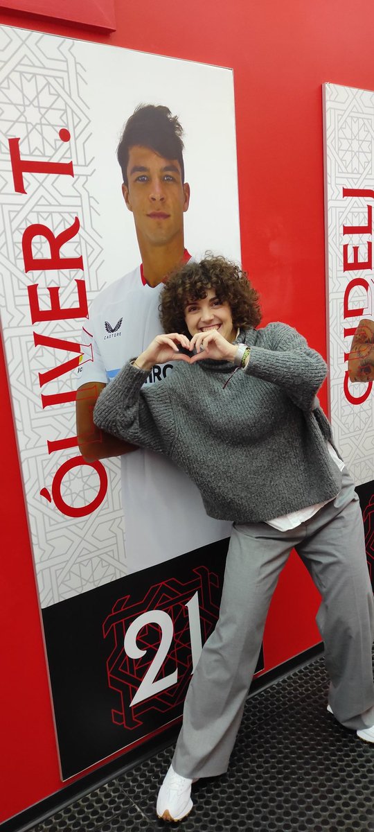 ividzam's tweet photo. me ayudáis a intercambiar el @olitorres10 de las imágenes por el Oliver de verdad? Quiero achucharlo en condiciones (no a una foto aunque yo súper feliz ese día) y una foto guay con él (y ojalá una camiseta firmada de la talla S🥹🥹) @olitorres10 @SevillaFC Twitter haz tu magia🥺 https://t.co/SuZ7T6cUxD