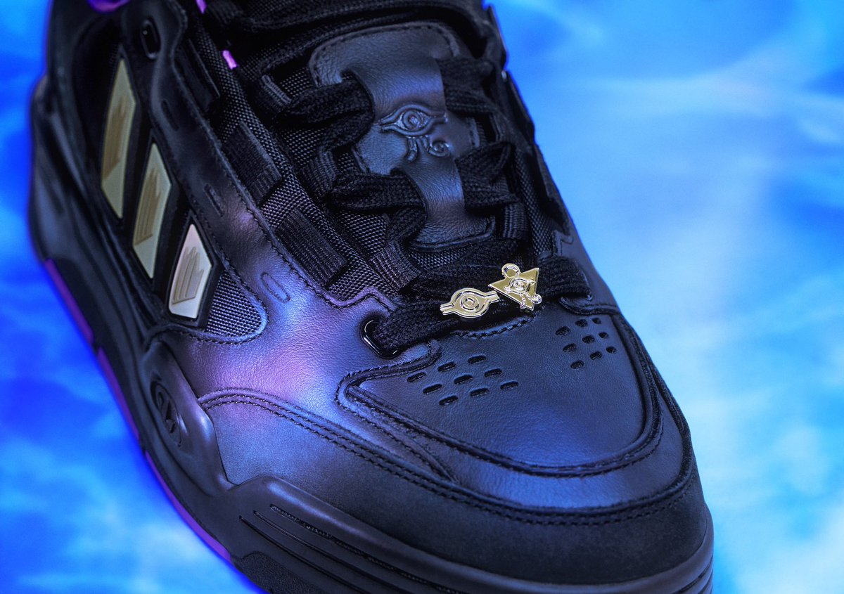 Inku_fr's tweet photo. La collaboration Adidas X Yu-Gi-Oh revient avec une nouvelle paire qui inclura une carte du Dark Magicien 🤩👟

Sortie : 26 Janvier. https://t.co/9owQHPZMMA
