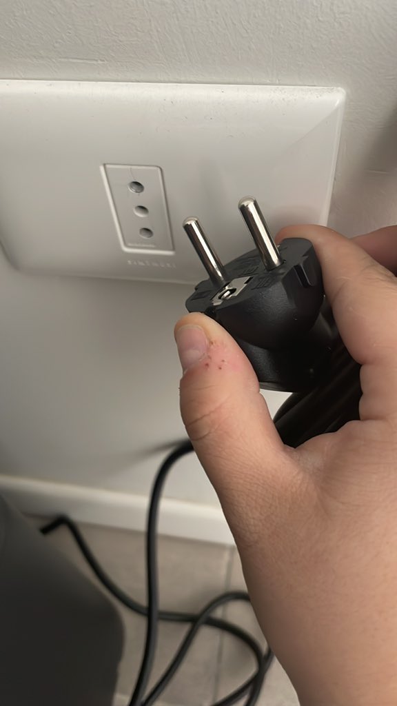 NicooleeB's tweet photo. Cómo es posible que @XiaomiChile venda una aspiradora de más de 500 mil pesos y venga sin el interruptor adecuado o el transformador para poder usar sus producto??? Un fiasco, demasiado arrepentida de la compra https://t.co/2h9QXZp3oV