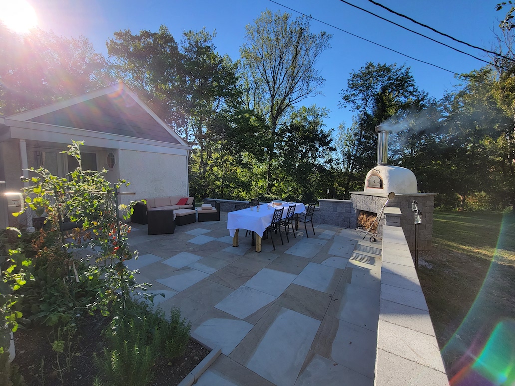 breadstoneovens's tweet image. Thank you to Ben for sharing a picture of his gorgeous 800 B oven in his outdoor kitchen.

breadstoneovens.com/collections/re…

#outdoorkitchenpizzaoven #backyardoven #outdoorbrickoven #outdoorpizzaoven
