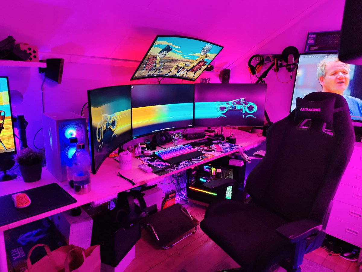 AgentYella's tweet photo. @NZXT Want me to use NZXT cases? Send me some line fractal did 😄 https://t.co/NWknNU2C9v