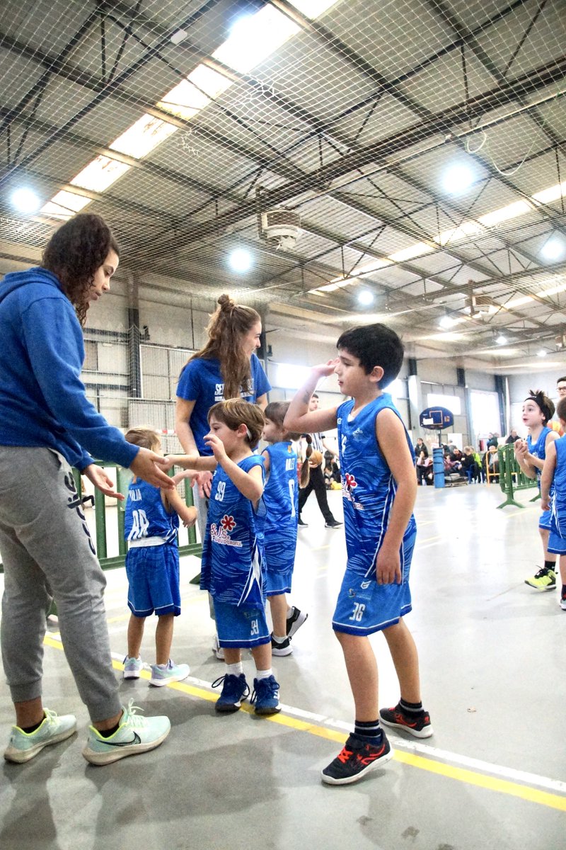 sedisbasquet's tweet photo. 🔵⚪👶🏻

🤤 Un nou gran èxit de Trobada d'Escoles, aquest cop a Agramunt! El 𝗦𝗘𝗗𝗜𝗦 𝗞𝗜𝗗𝗦&amp;𝗨𝗦 i el 𝗦𝗘𝗗𝗜𝗦 𝗘𝗟 𝗠𝗢𝗦 van tornar a gaudir com mai del bàsquet!

🥰 Gràcies famílies, entrenadors/es i als més petits i petites de la casa!

📸 @saracamps 

#sentelsedis 🏔️🏀 https://t.co/fDaFi9Oqbw
