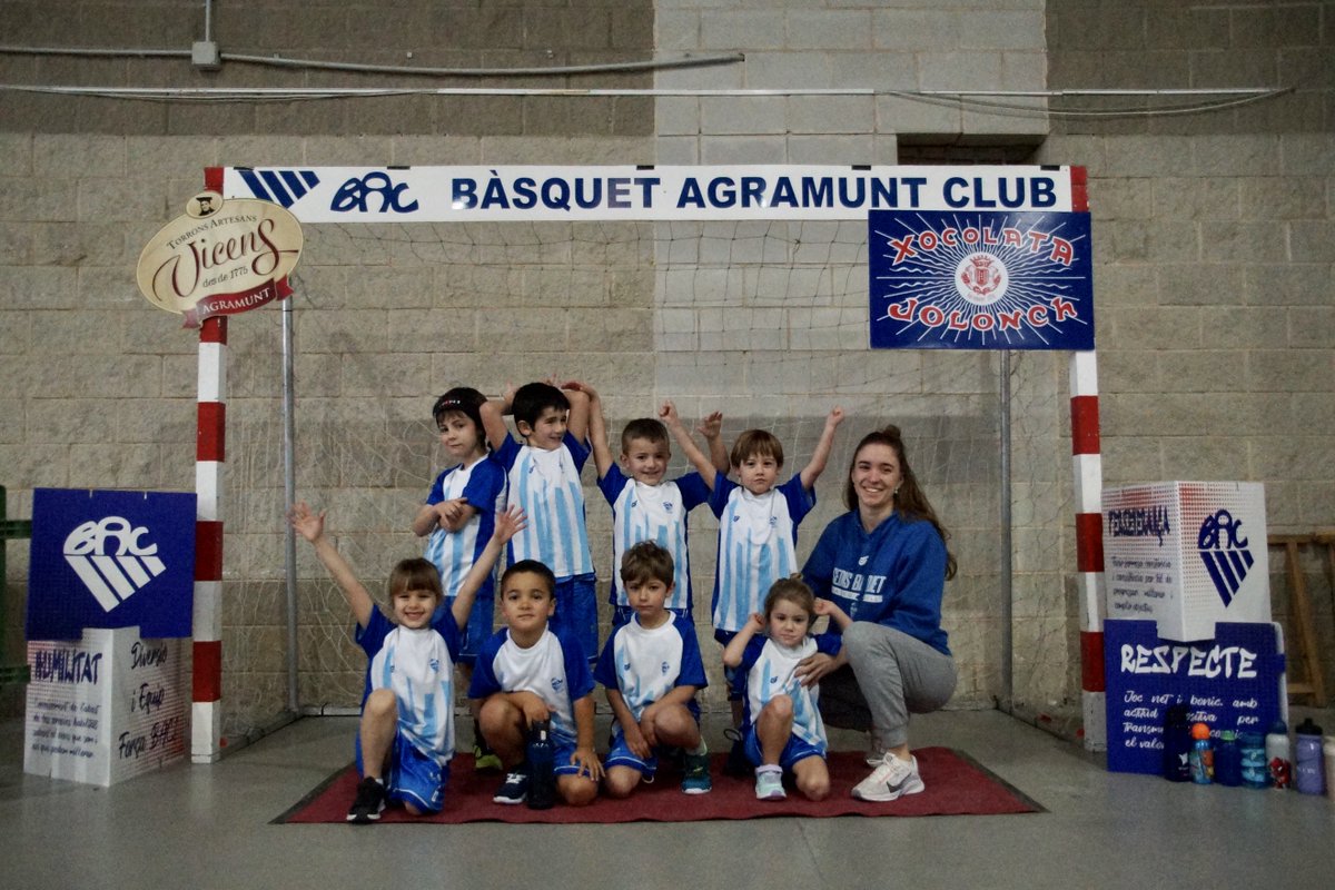 sedisbasquet's tweet photo. 🔵⚪👶🏻

🤤 Un nou gran èxit de Trobada d'Escoles, aquest cop a Agramunt! El 𝗦𝗘𝗗𝗜𝗦 𝗞𝗜𝗗𝗦&amp;𝗨𝗦 i el 𝗦𝗘𝗗𝗜𝗦 𝗘𝗟 𝗠𝗢𝗦 van tornar a gaudir com mai del bàsquet!

🥰 Gràcies famílies, entrenadors/es i als més petits i petites de la casa!

📸 @saracamps 

#sentelsedis 🏔️🏀 https://t.co/fDaFi9Oqbw