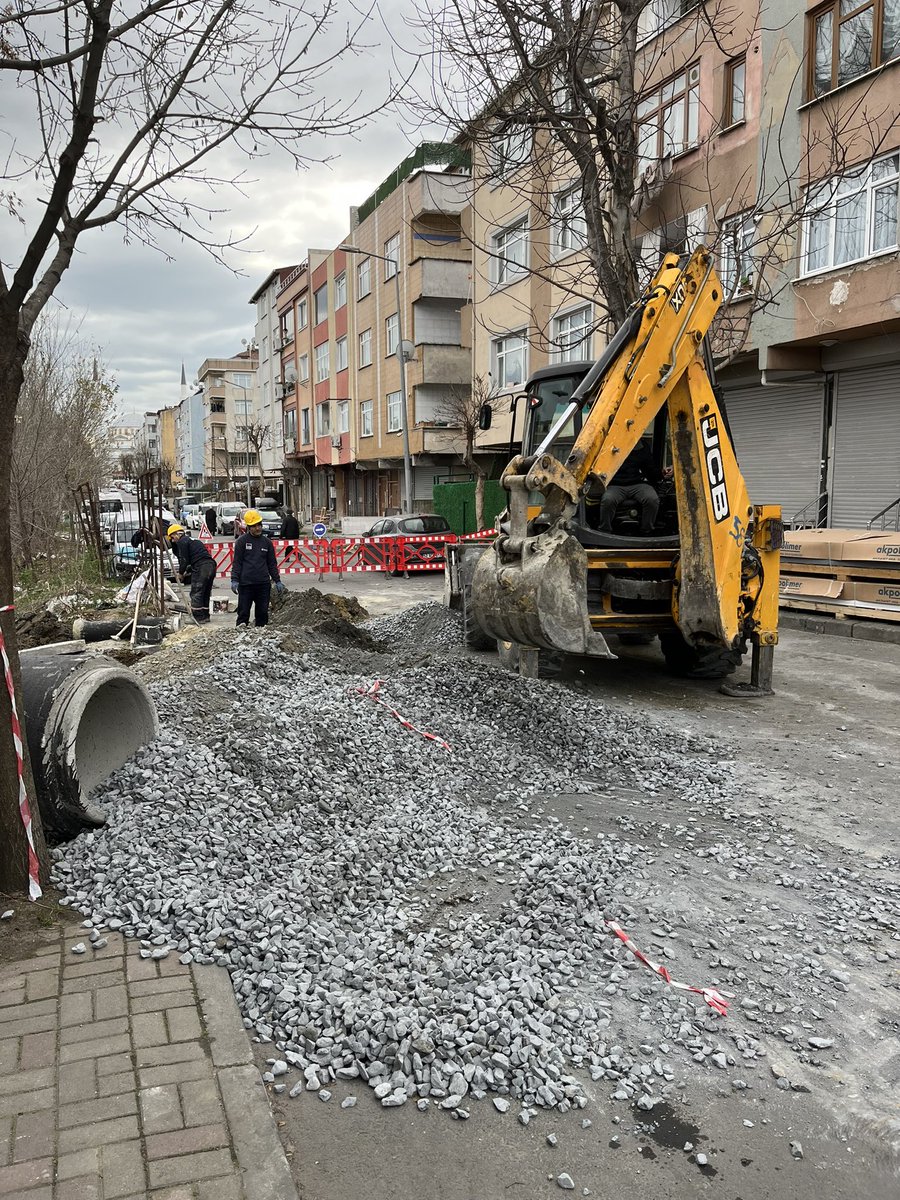 TurgayTulu's tweet photo. Bayrampaşa ilçemizin altyapı taleplerini     hızlı ve güvenli bir şekilde sağlamaya devam ediyoruz.💦💦🚜🚜 #16milyoniçinçalışıyoruz. 🚜🚜💦💦 https://t.co/SHDXS0xSuM