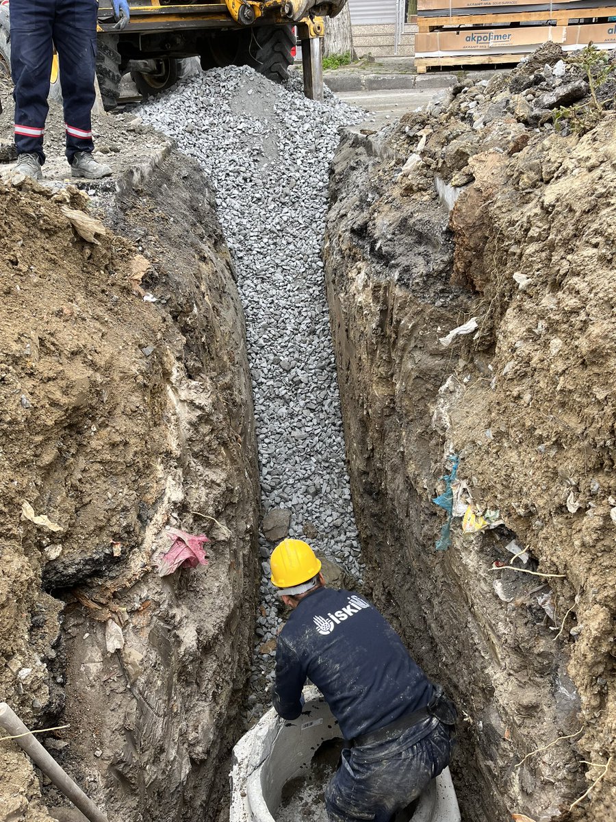 TurgayTulu's tweet photo. Bayrampaşa ilçemizin altyapı taleplerini     hızlı ve güvenli bir şekilde sağlamaya devam ediyoruz.💦💦🚜🚜 #16milyoniçinçalışıyoruz. 🚜🚜💦💦 https://t.co/SHDXS0xSuM