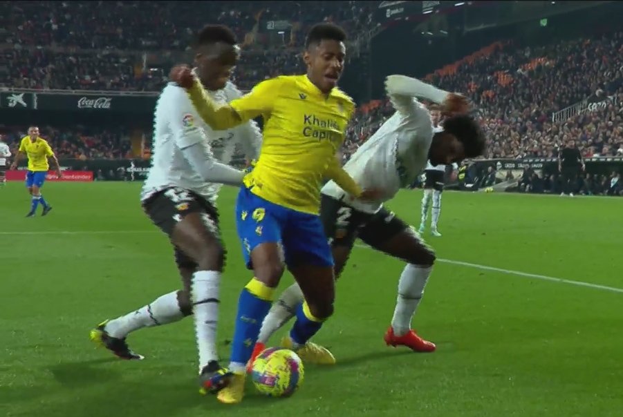 solofichajes123's tweet photo. DATO| El @Cadiz_CF es el equipo al que los árbitros le han señalado más penaltis en contra (5) y menos penaltis a favor (0) esta temporada en #LaLiga
 
👉🏻También es el club con peor diferencia de penaltis a favor y en contra (-5) https://t.co/llsCA8ftPD