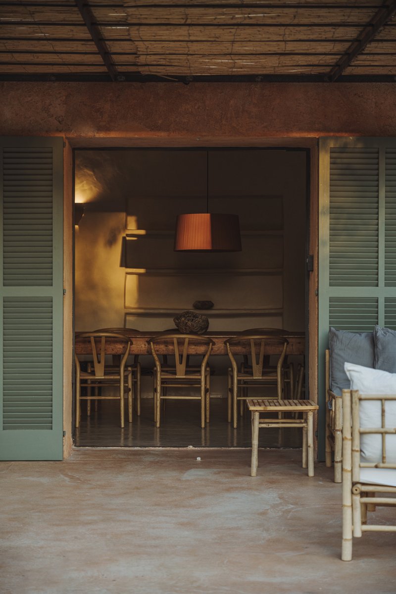 Sé que insisto demasiado con Mallorca, pero el estilo de sus casas de diseño es único. Tan minimalistas como orgánicas, tan tradicionales como modernas. La Can Lluïssó, una antigua casa rural completamente rehabilitada por @CanMonroig.