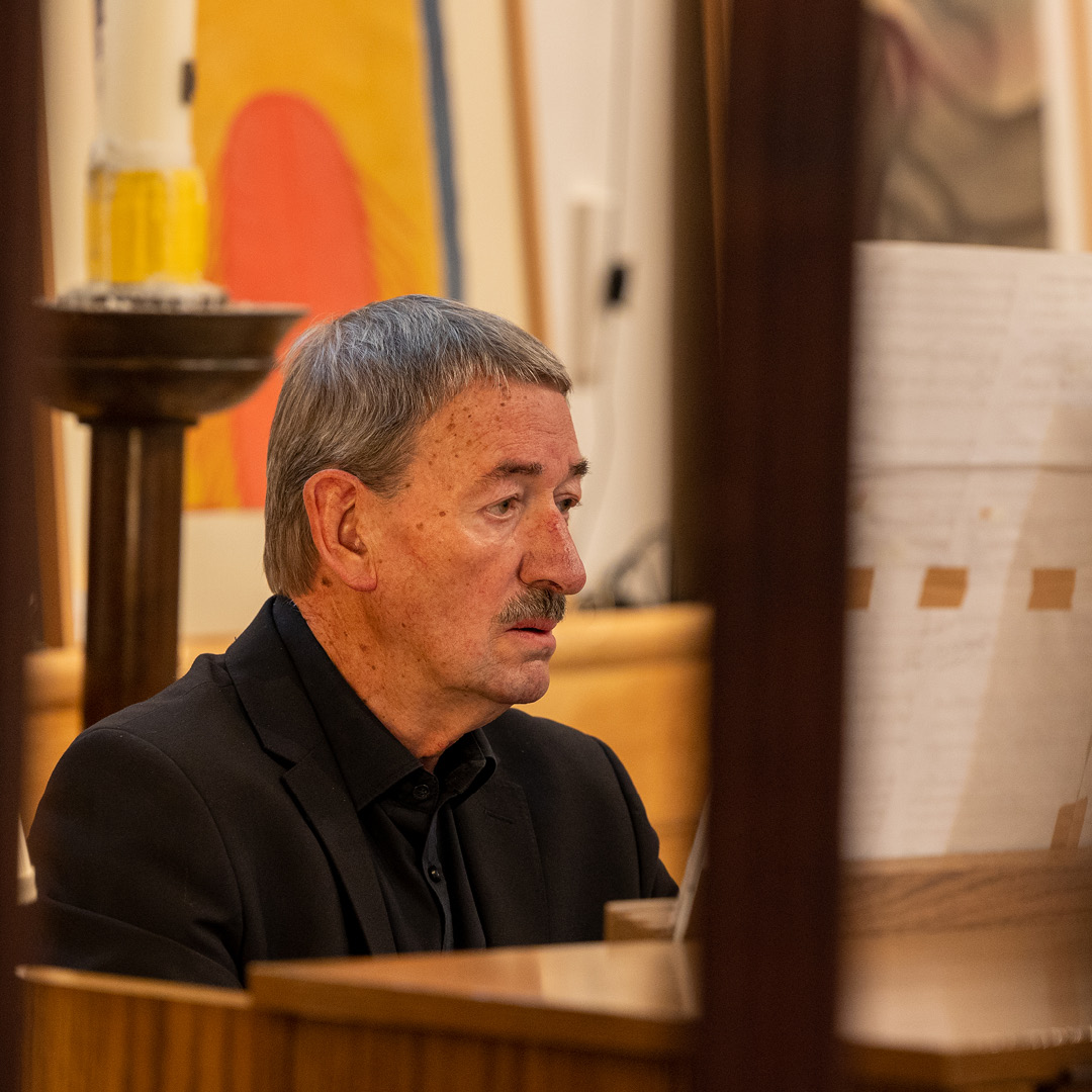 MusicatOxford's tweet photo. Thanks to the Estonian Philharmonic Chamber Choir who opened our #ArvoPärt festival last Nov. Audience members said ‘please bring EPCC back annually!’, ‘stunning - a spiritual, mystical experience’ &amp; ‘heavenly singing’. #PärtOxFest @estembassyuk @ArvoPartCentre 
📸 @simondvail https://t.co/JazIuzXy9L