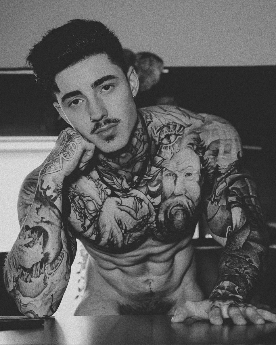 2 raridades: acordar na hora do almoço e deixar o bigode crescer.