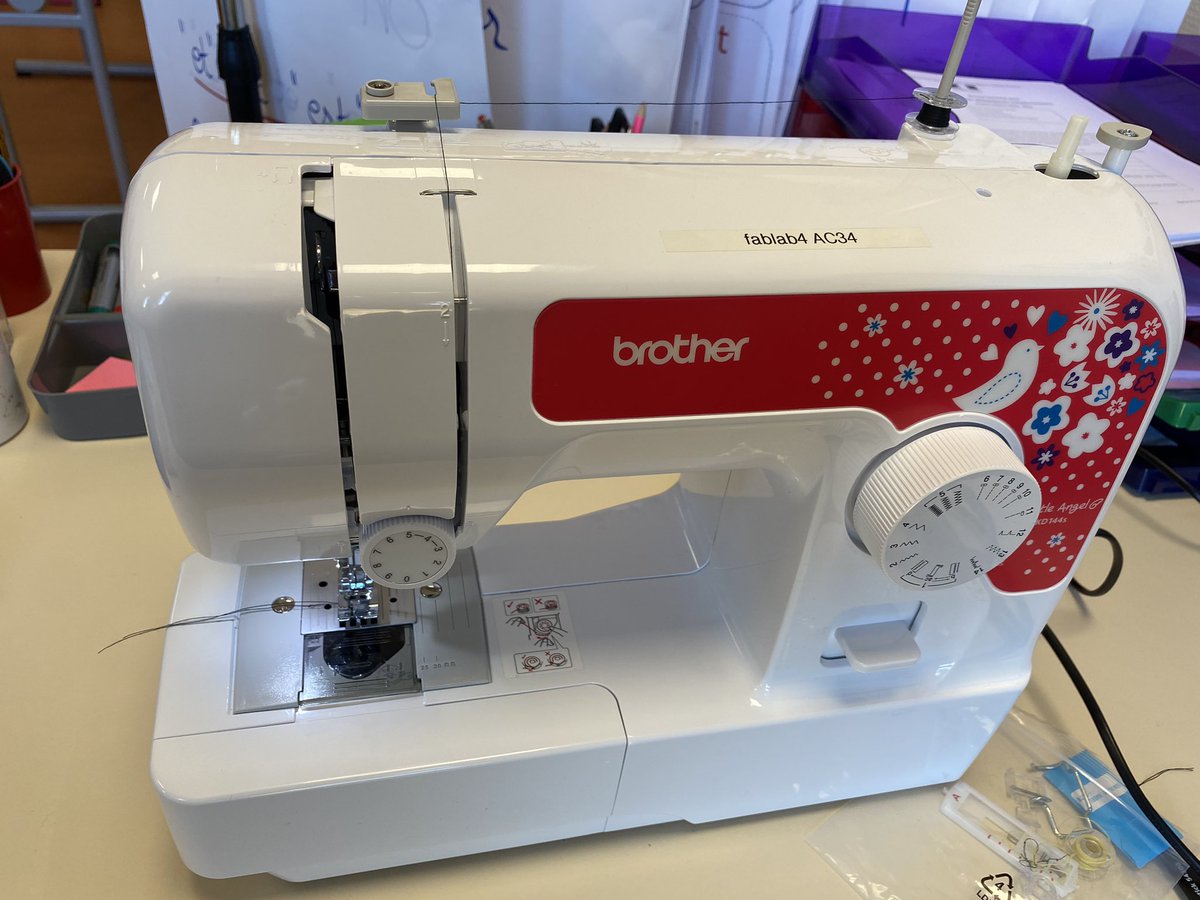 cocobella34's tweet photo. Formation #fablab aujourd'hui dans mon école. 
Merci à @freddav_2 de @canope_34 du @reseau_canope pour ces précieux conseils (et son humour). https://t.co/OqwKAwfzTl