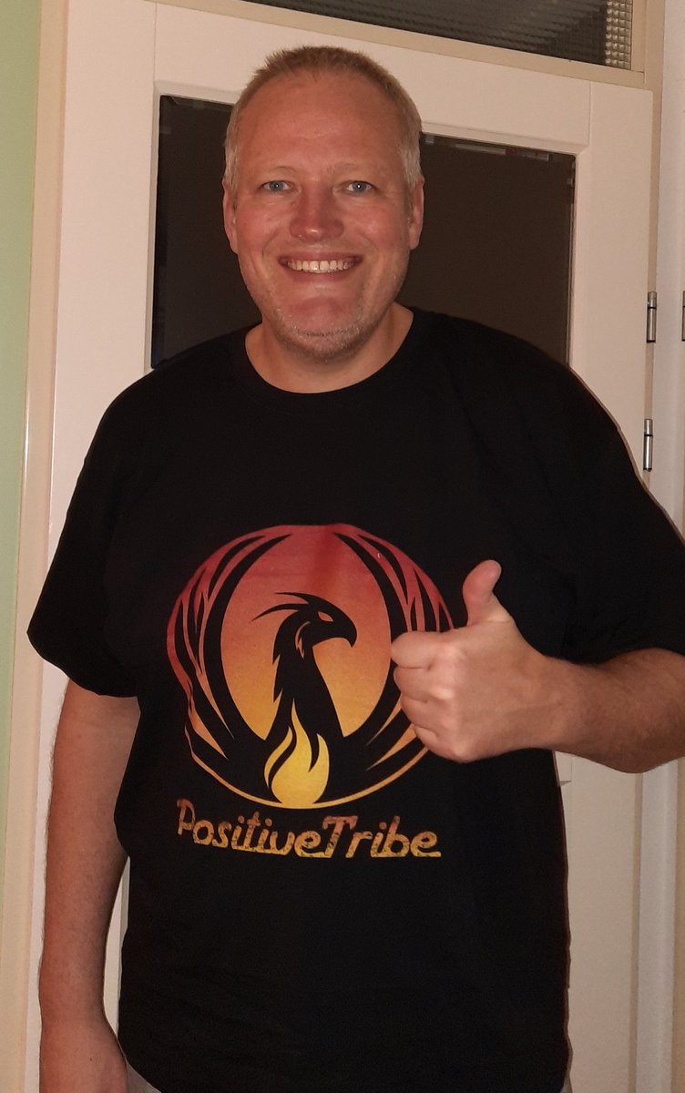 rallyjef3's tweet photo. Mijn gewonnen pakket met de kerstmutsen wedstrijd is binnen.
Een kleine vertraging vanwege het upgraden van het t shirt mocht de pret niet drukken.
Alles is lekker en het shirt zit als gegoten.
Bedankt @positivetribenl 👍
#PositiveTribe https://t.co/IcKCtnhv9I
