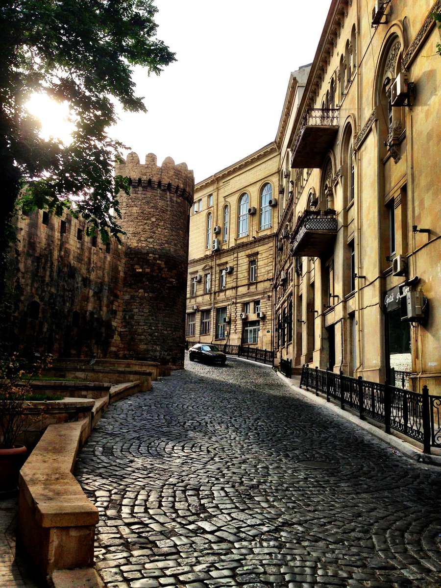 SaudiInBaku's tweet photo. #المدينة_القديمة هو اقدم جزء من العاصمة الاذربيجانية والمعروفة باسم الحي التاريخي يوجد الكثير من المطاعم والكافيهات وايضاً محلات الهدايا التذكاريه وهي من اجمل الاماكن السياحيه في باكو .

#اذربيجان #باكو
#سفر #سياحه 
#سعوديون_في_اذربيجان https://t.co/5q9hrrGBQG
