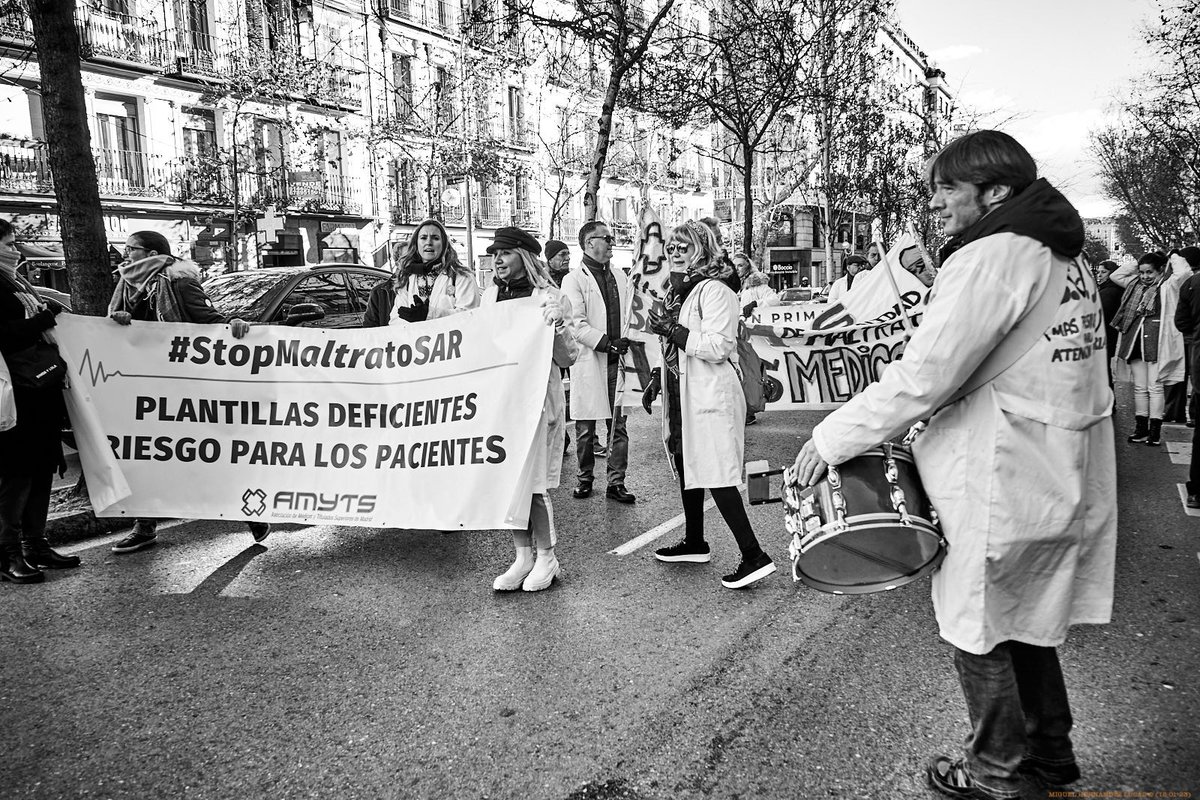Médicos y pediatras volvieron a manifestarse X las calles de #Madrid este miércoles a las 11 h, para alertar del fin de la Atención Primaria si no se toman decisiones reales para evitarlo. El nuevo Comité  reclama un “plan de choque real” para la #AtencionPrimaria 
Foto🧵⤵️
