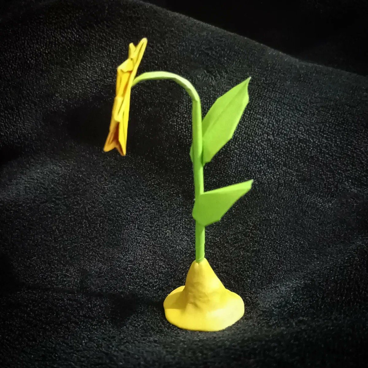 YunYuOrigami's tweet image. Let&apos;s make a flower 🌻

MODEL: Sunflower
AUTHOR: Unknown 
FOLDED: By me 🙋🏻‍♀️
SHEETS: Two 7.5cm and 3.5cm squares. 

Diagram 👉🏼

Remember that if you know the name of the author I mention here 👇🏼

#origami
#origamifun
#origamitutorial
#origamieasy