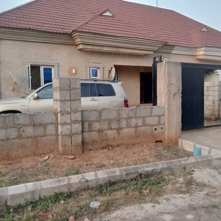 PropertiesJadel's tweet photo. 3 Bedroom stand alone Bungalow, all rooms partially Furnished. 
Lugbe, FCT ABUJA 
Price:- 35Million.
Land size:-350sqm.

#investor #realestate #nigeria #lagos #abujabusiness #abujaconnect #abujaproperties #abujapropertiesforsale #abujaapartments #NationalAssembly #realtor #nnpc https://t.co/JAaAcmtr04