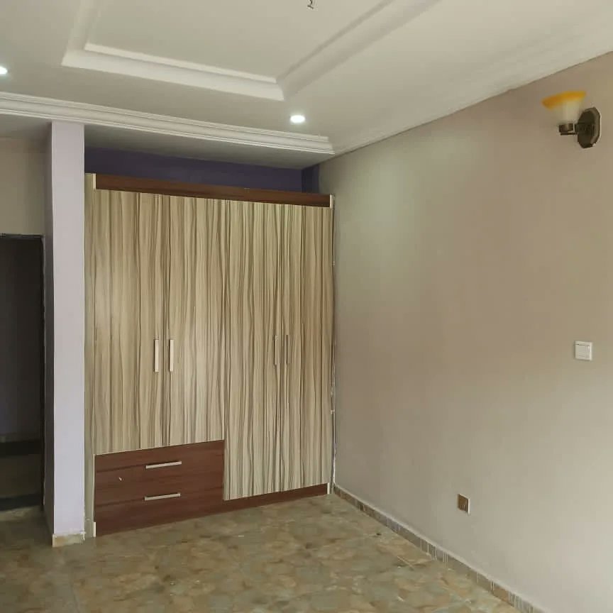 PropertiesJadel's tweet photo. 3 Bedroom stand alone Bungalow, all rooms partially Furnished. 
Lugbe, FCT ABUJA 
Price:- 35Million.
Land size:-350sqm.

#investor #realestate #nigeria #lagos #abujabusiness #abujaconnect #abujaproperties #abujapropertiesforsale #abujaapartments #NationalAssembly #realtor #nnpc https://t.co/JAaAcmtr04