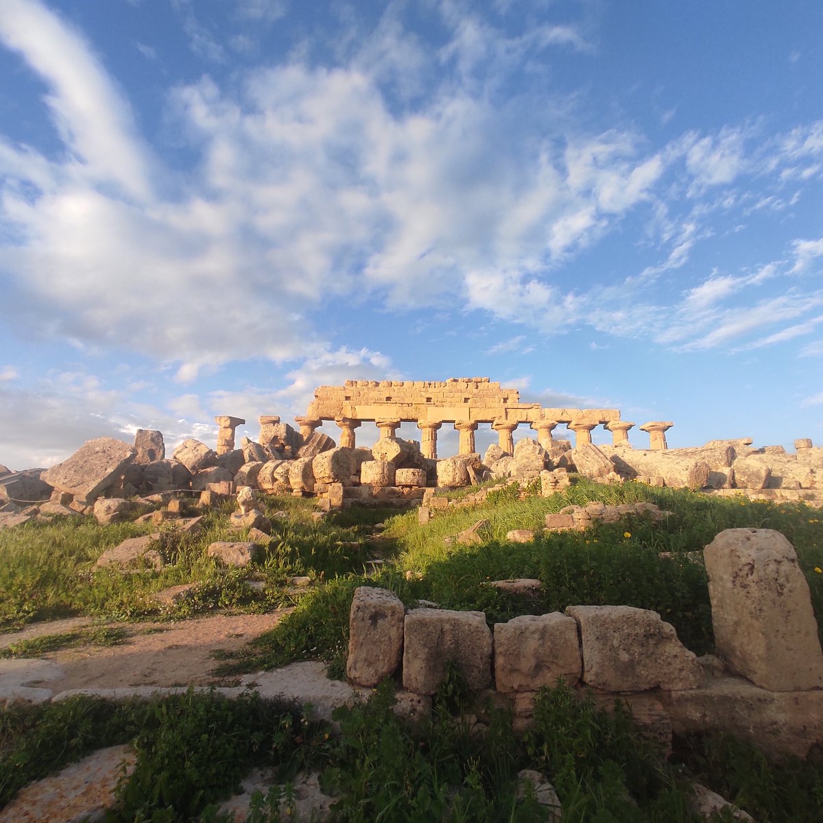 MarcoMeschis's tweet photo. Last stop of @the_LEMON_wg Winter School today is in #Selinunte greek city where archaeoseismological evidence show historical seismicity likely linked to the continental collision accommodated by thrusting activity.
#LemonWS23 https://t.co/qEWYFIHl8e
