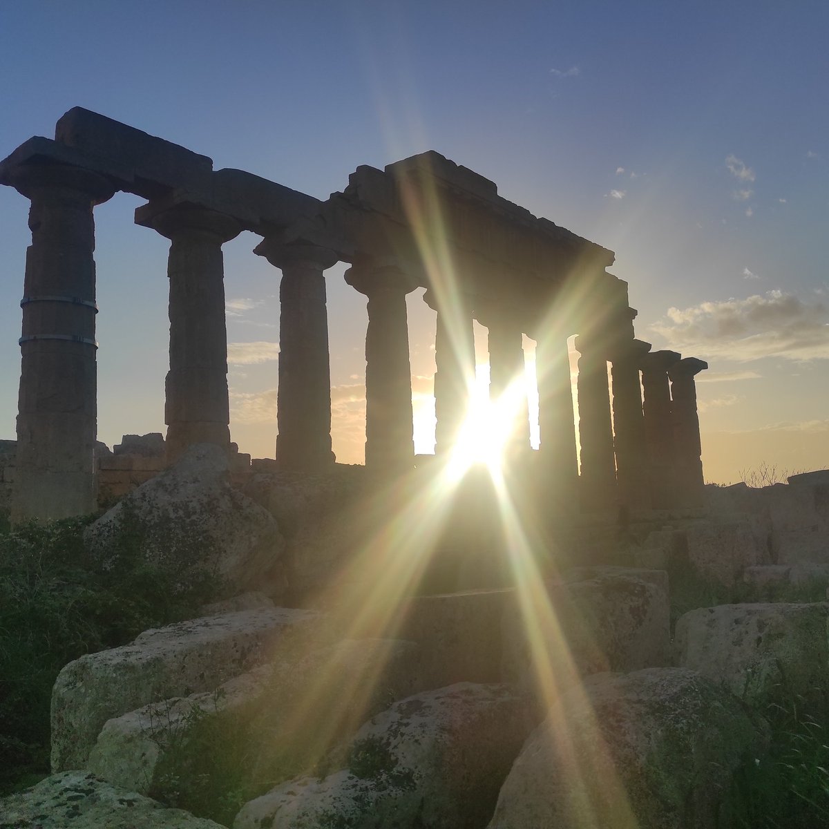 MarcoMeschis's tweet photo. Last stop of @the_LEMON_wg Winter School today is in #Selinunte greek city where archaeoseismological evidence show historical seismicity likely linked to the continental collision accommodated by thrusting activity.
#LemonWS23 https://t.co/qEWYFIHl8e