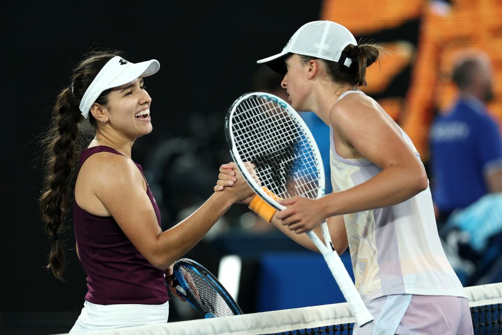 tenispluscol's tweet photo. 📷 Una postal

Pese a la derrota ante la número uno del mundo Iga Swiatek 🇵🇱, cabe destacar que Camila Osorio 🇨🇴 se despide del Abierto de Australia con una victoria que le permite completar el póquer de triunfos en los cuatro Grand Slams

🇦🇺 🇫🇷 🇬🇧 🇺🇸

#TenisPlusColombia https://t.co/FHAQ8ICCLQ