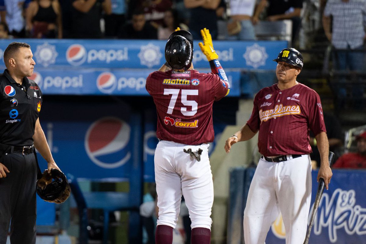 Magallanes_bbc's tweet photo. ¡Feliz Miércoles Magallaneros! 👋🏻😎

Les dejamos fotografías de la sensacional victoria de anoche ante @TigresOficiales 

¡Seguimos! 🔥💪🏼 Día a día, paso a paso

📸 @_elioMphoto 

#Magallanes #MagallanesCampeon #SomosMagallanes https://t.co/Xyit1andUz