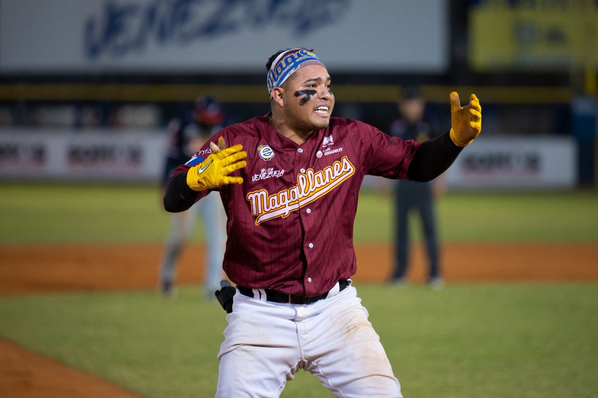 Magallanes_bbc's tweet photo. ¡Feliz Miércoles Magallaneros! 👋🏻😎

Les dejamos fotografías de la sensacional victoria de anoche ante @TigresOficiales 

¡Seguimos! 🔥💪🏼 Día a día, paso a paso

📸 @_elioMphoto 

#Magallanes #MagallanesCampeon #SomosMagallanes https://t.co/Xyit1andUz