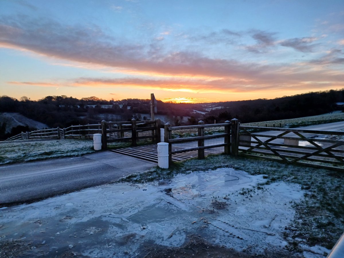 A cold Sunrise at farthing downs coulsdon #farthingdowns #coulsdon #Sunrise #citycommons