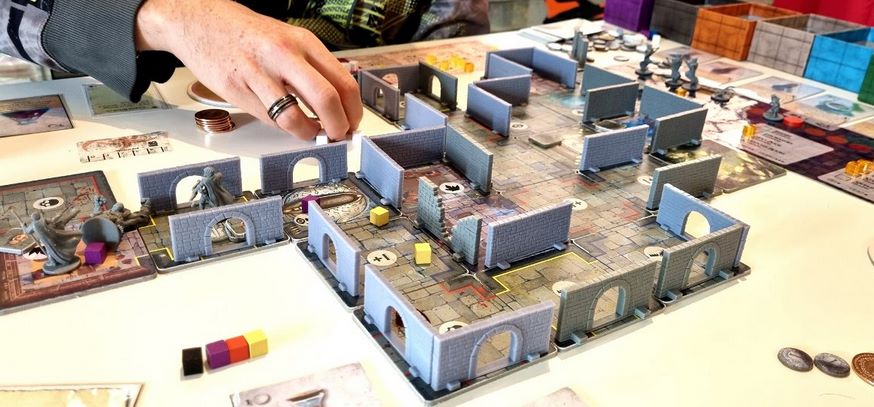 No os perdáis el nuevo juego de mazmorras de <a href="/EclipseEditoria/">Eclipse Editorial</a> que se llama Temple of Horrors. Buena mecánica y sistema de acciones (ojo a esos cubos en las tiradas). Muchos componentes donde no faltan miniaturas y hasta paredes. Pintaza. Ya en Verkami: verkami.com/projects/34418…