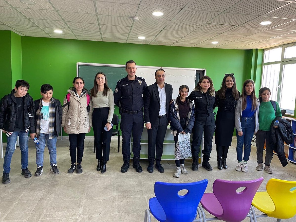 Kariyer planlama etkinliği kapsamında okulumuz 8. Sınıf öğrencilerimizi Polislik mesleği ile ilgili bilgilendirmelerinden dolayı kıymetli polislerimize teşekkür ediyoruz 👏🙏☺️