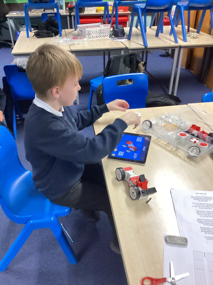 MrsJamiesonCPS's tweet photo. The Robotics club have been building using Tinkerbots. https://t.co/pXTpwY2eIu