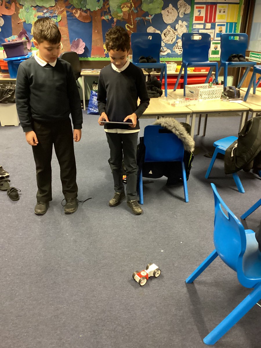 MrsJamiesonCPS's tweet photo. The Robotics club have been building using Tinkerbots. https://t.co/pXTpwY2eIu