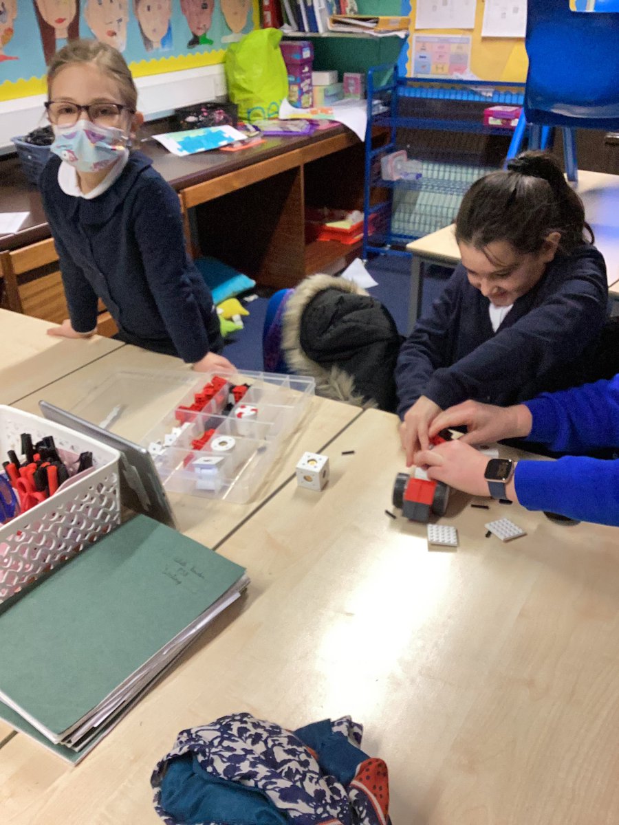MrsJamiesonCPS's tweet photo. The Robotics club have been building using Tinkerbots. https://t.co/pXTpwY2eIu