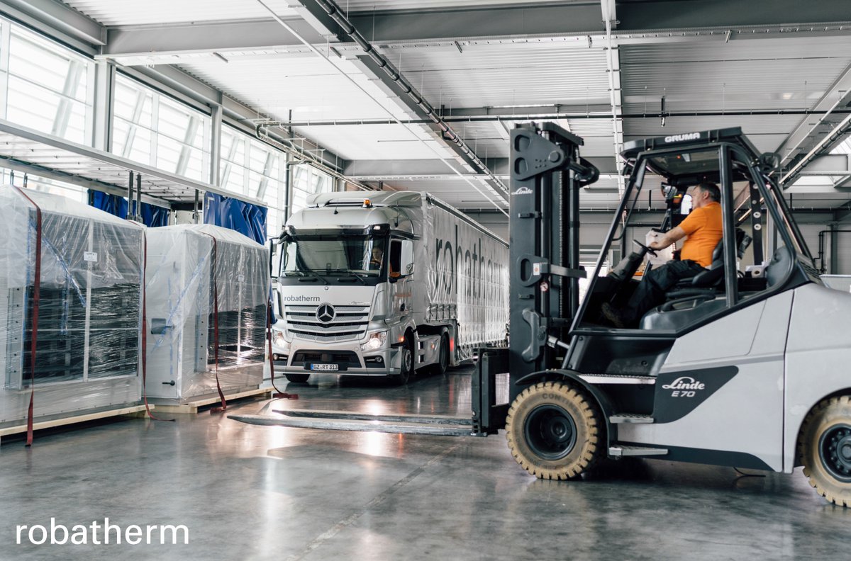 Just one step of many towards more sustainability: Only electric forklifts are used in the outgoing goods department at robatherm.   |  Nur ein Schritt von vielen zu mehr Nachhaltigkeit: Im Warenausgang bei robatherm kommen ausschließlich Elektro-Gabelstapler zum Einsatz.