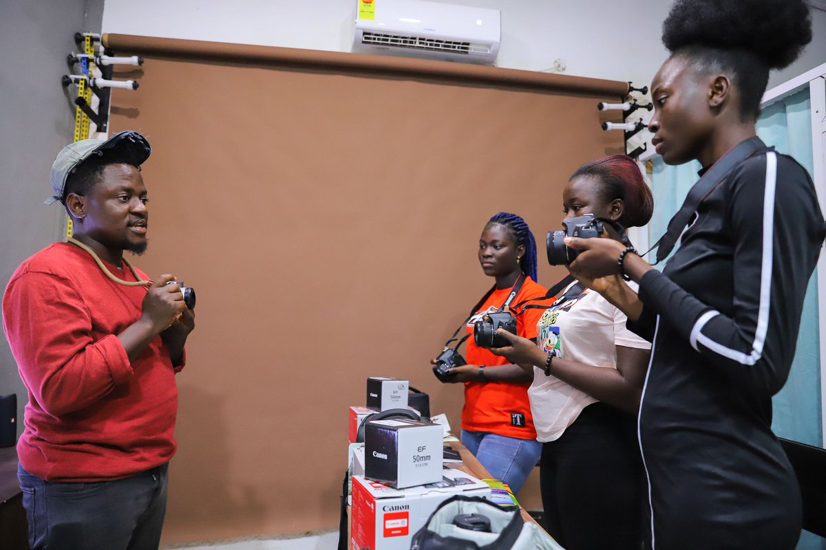 The #NAP project and partners have provided selected women with training on participatory photography and storytelling on climate change adaptation and resilience in Accra, Ghana. The training elevates their voices on climate change through photography. napgh.com/.../elevating-…