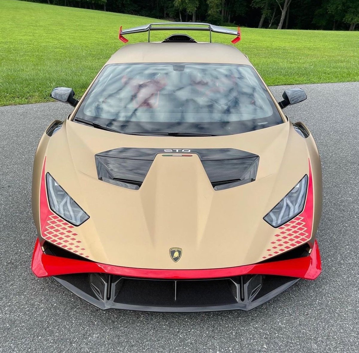 DailyLamboTM's tweet photo. Lamborghini Huracán STO spec'd in Bronzo Zenas with Contract pack in Rosso Mars 😍 https://t.co/V9vwKuEHeF
