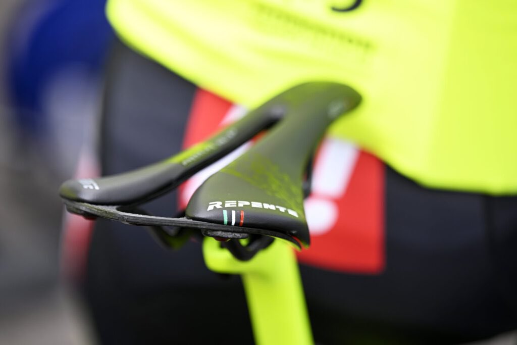 WagnerBazinWB's tweet photo. 📢 Our 2023 bike 👌 Our secret weapon 💪
👉🏻 https://t.co/dUzYUhqiYx

#derosabikes ❤️ #ursuscycling @ROTOR_bike @sellerepente @DedaElementi @lookcycle @swissstop @Elite_cycling @HUTCHINSONTIRES https://t.co/LiQ3Rdd01h