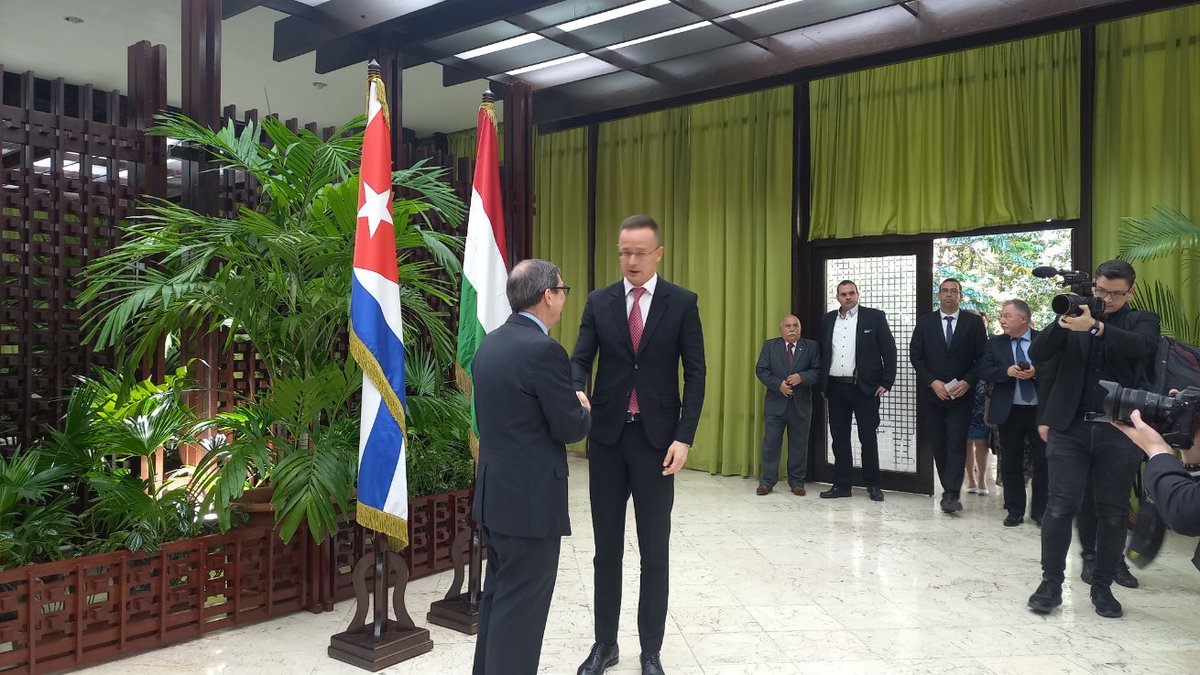 En La Habana, los cancilleres de Cuba y Hungría sostuvieron hoy un intercambio oficial para afianzar las relaciones bilaterales.

Peter Szijjártó aseguró que Hungría siempre ha sido firme partidaria del desarrollo de relaciones entre Cuba y la Unión Europea. <a href="/ACN_Cuba/">Agencia Cubana de Noticias</a>