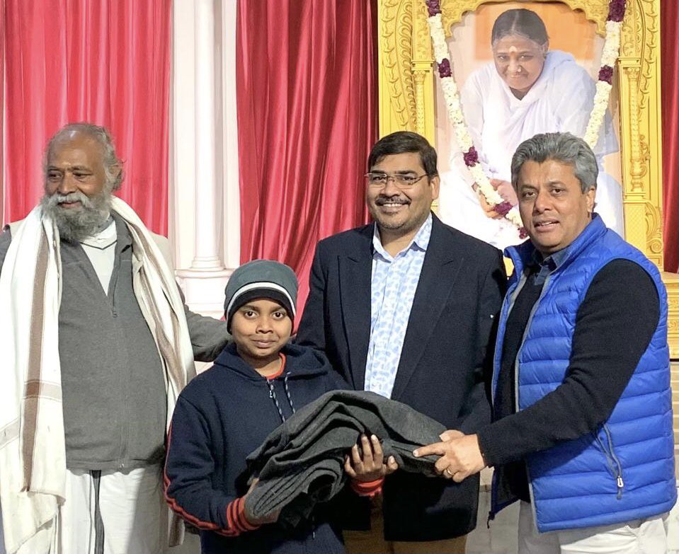 dillikisoch's tweet photo. Distributed free blankets to children,
with our beloved AMMA’s blessings,
at her Ashram today…
#AumAmriteshwaryaiNamah 🙏🌺
#IntellectualsofBJP https://t.co/apqLvWoksg