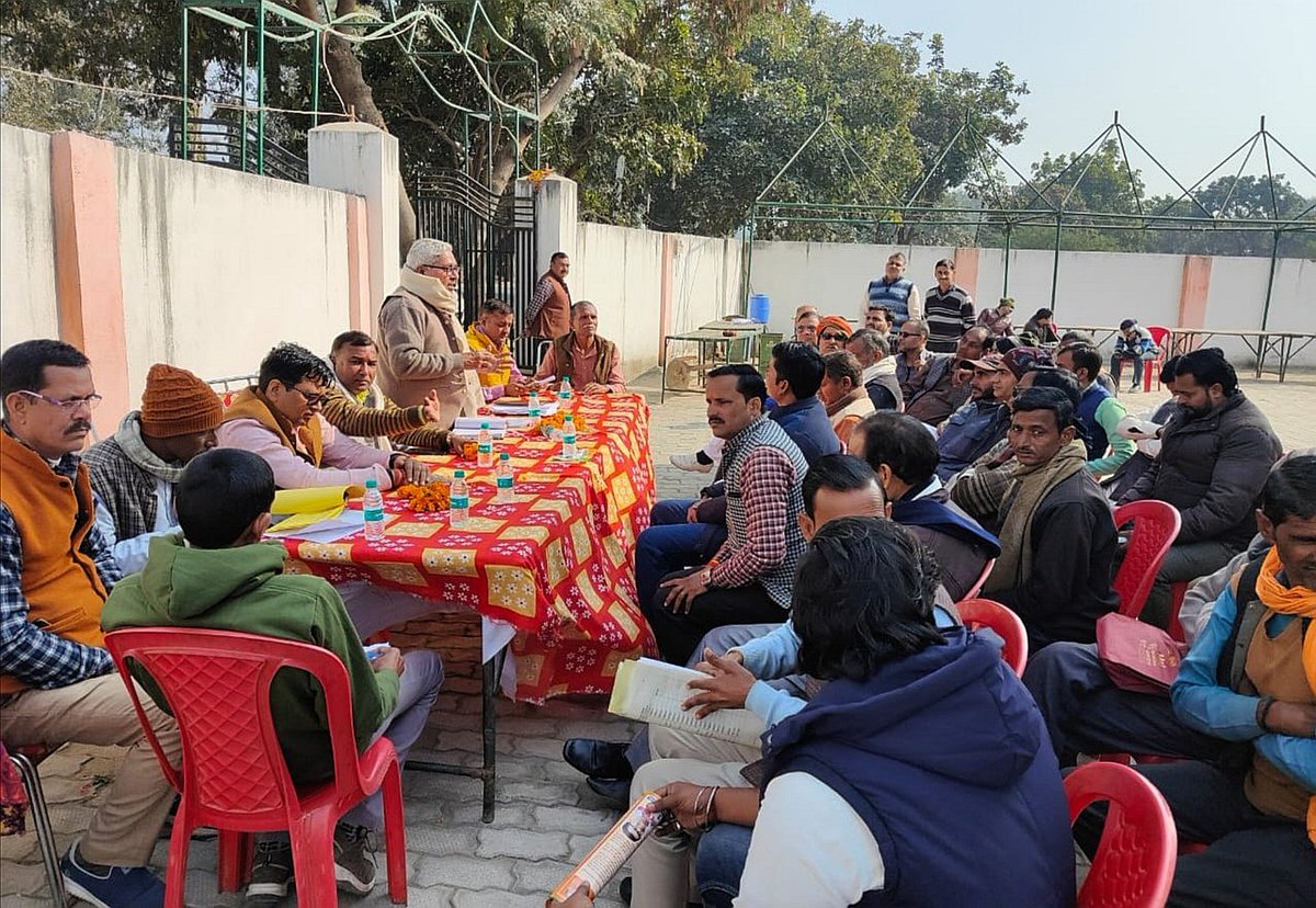 mlcarunpathak's tweet photo. दुनिया में झूठ आसानी से फैलता है, सच को मेहनत करनी पड़ती है। 

आज जनपद उन्नाव के विभिन्न ब्लॉक म���ं आगामी विधान परिषद स्नातक चुनाव की तैयारियों के क्रम में बैठकों में सम्मिलित रहा।

@BJP4UP 
@BJP4India https://t.co/4LJ7XbDrsd