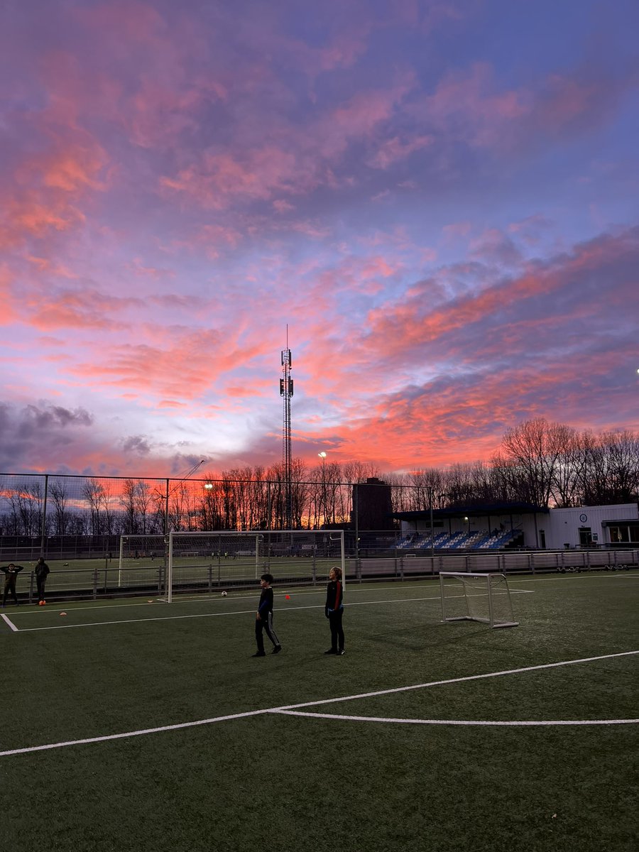 Huisarts010Poel's tweet image. training geven! heerlijk weer en wat een view. Eerst zoon bij @NeptunusSchiebr en nu door naar dochter @VOCRotterdam #exerciseworks