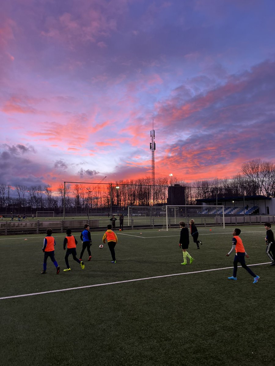 Huisarts010Poel's tweet image. training geven! heerlijk weer en wat een view. Eerst zoon bij @NeptunusSchiebr en nu door naar dochter @VOCRotterdam #exerciseworks